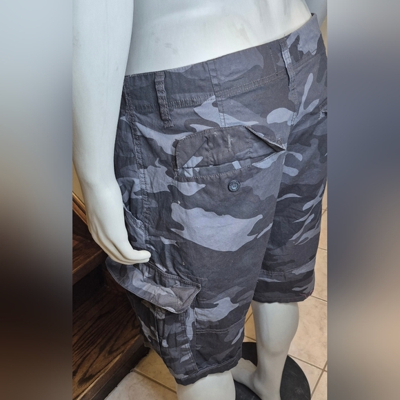Urban Heritage Black and Gray Camo Cargo Shorts - Picture 4 of 11